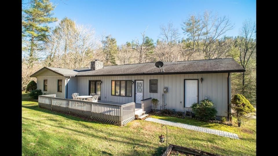 Sunshine Daydream · Sunshine Daydream in Pisgah Forest Area House in Tennessee