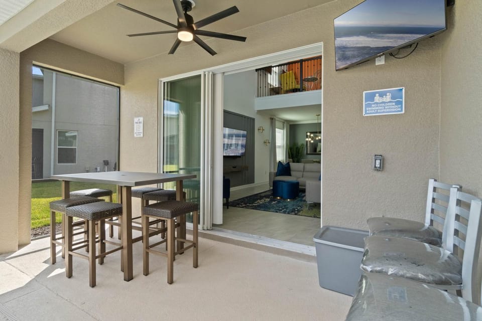 TV and multimedia, Lounge or bar, Dining area, Swimming pool