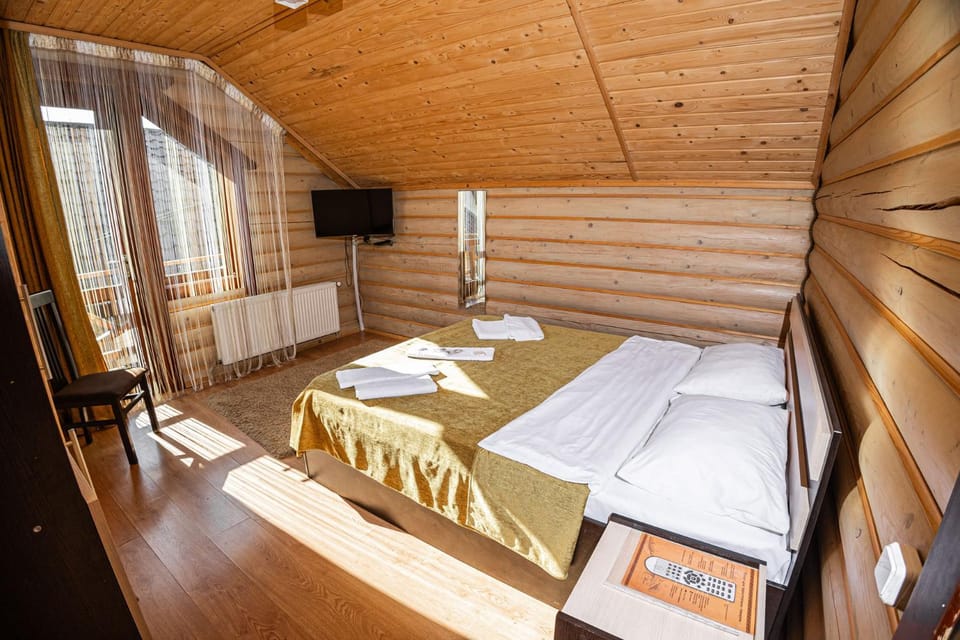 Bed, TV and multimedia, Photo of the whole room, Bedroom, towels