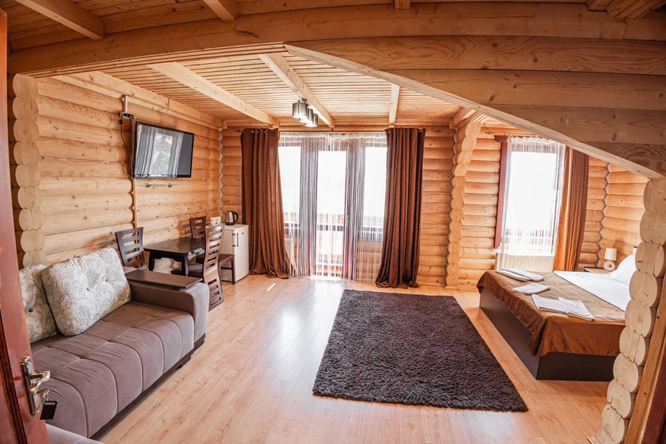 Bed, TV and multimedia, Seating area