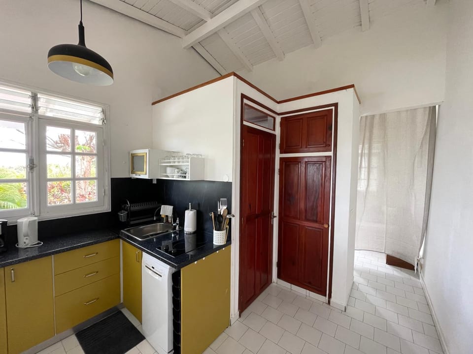 Kitchen or kitchenette, dishwasher, stove