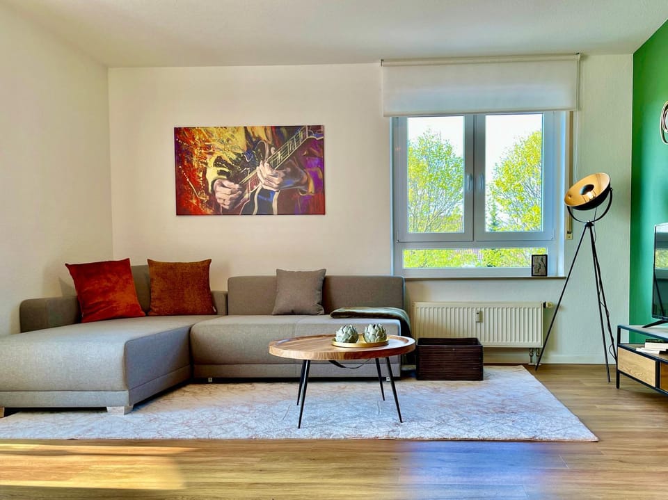 TV and multimedia, Living room, Seating area, Bedroom
