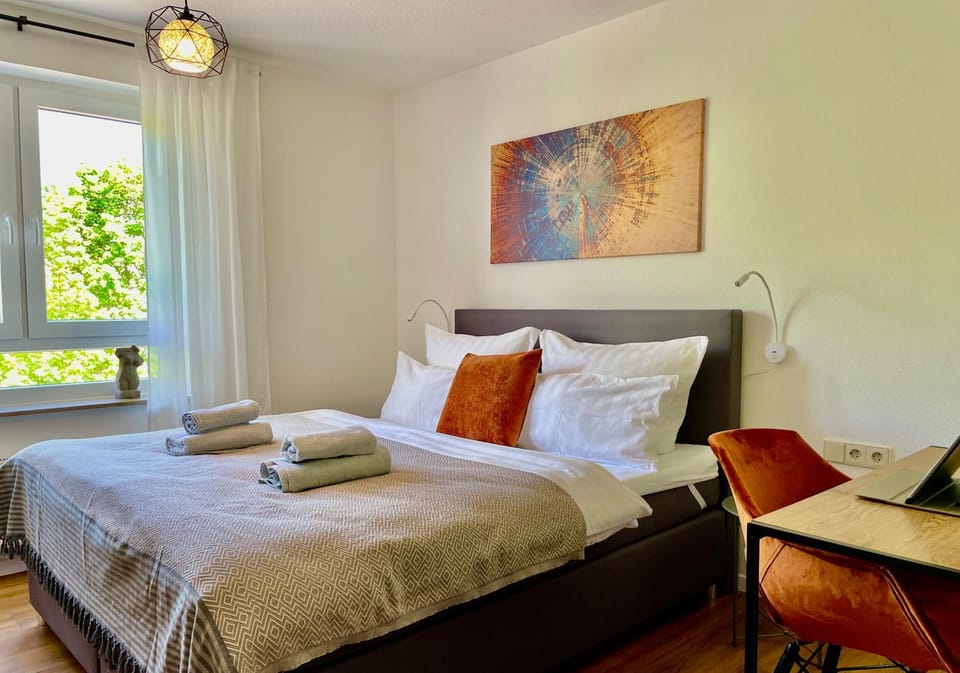 Bed, Photo of the whole room, Seating area, Bedroom, towels