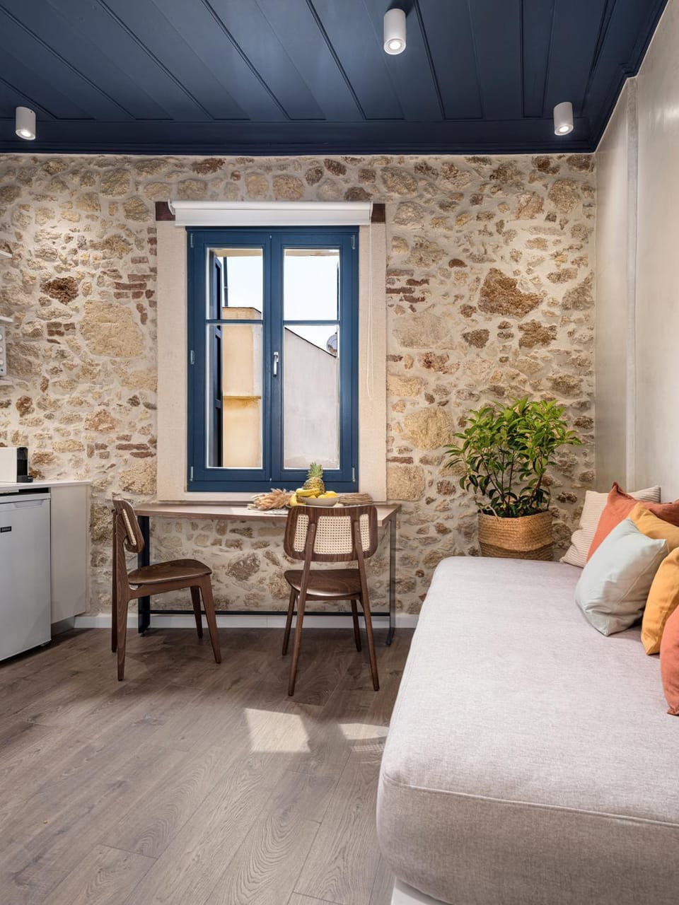 Bed, Kitchen or kitchenette, Living room, Seating area, Dining area