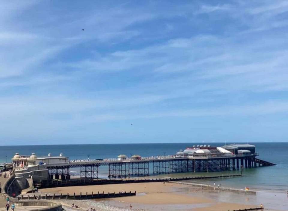 The Old Crab Shop. PERFECT location & sea views. House in Cromer