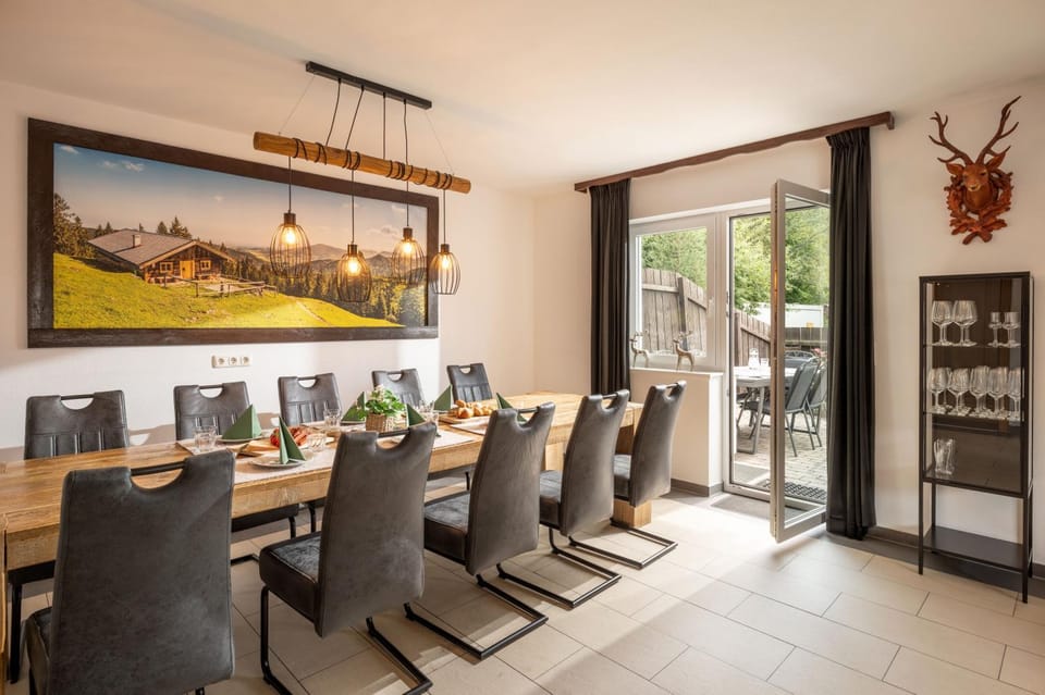 Living room, Dining area, Food, Dinner