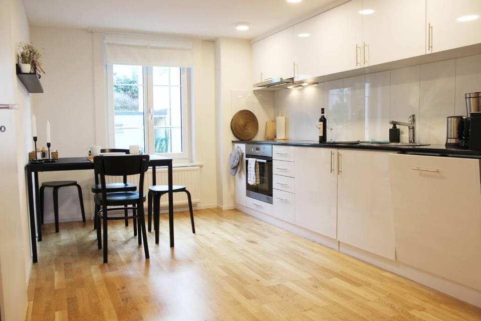 Restaurant/places to eat, kitchen