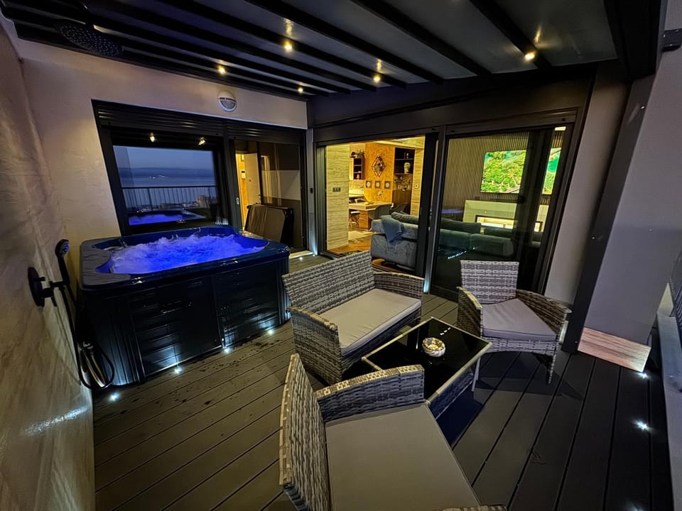 Hot Tub, Hot Tub, Seating area