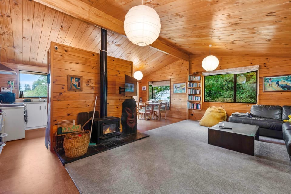 Rutherfurd Lakehouse - Taupō Holiday Home House in Taupo