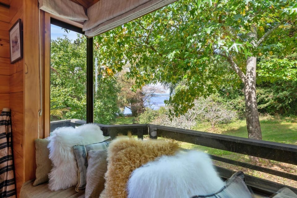 Rutherfurd Lakehouse - Taupō Holiday Home House in Taupo