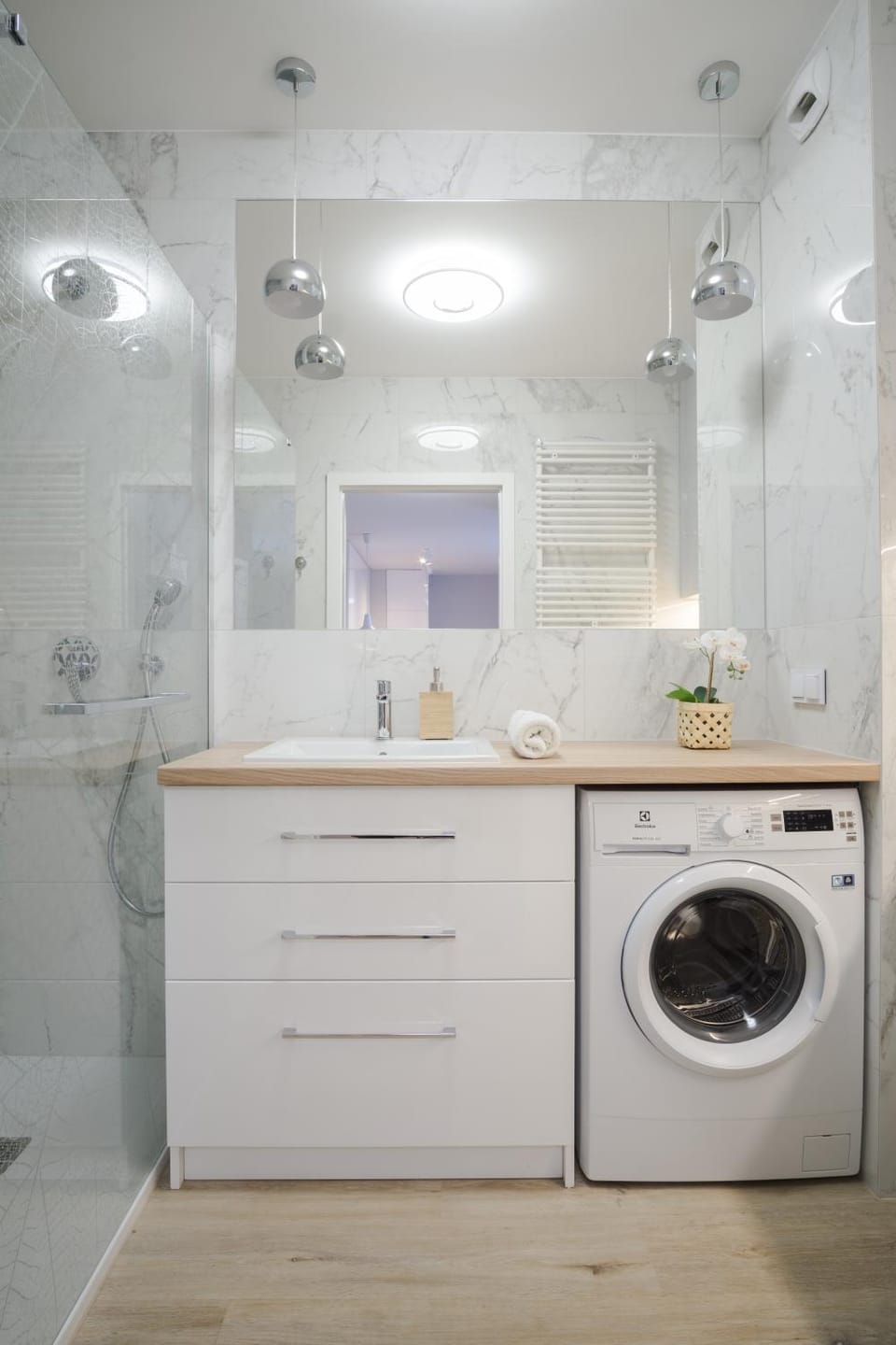 Bathroom, Kitchen or kitchenette, washing machine