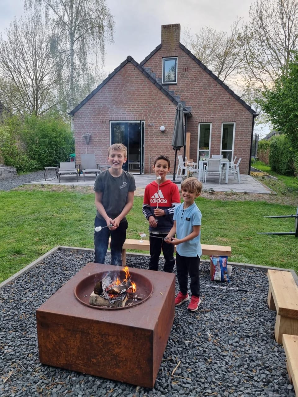 Family home, large garden, playground kids, firepit, terraces, sleeps max 7 and 1 babycot, kids playroom inside House in Gelderland, Netherlands