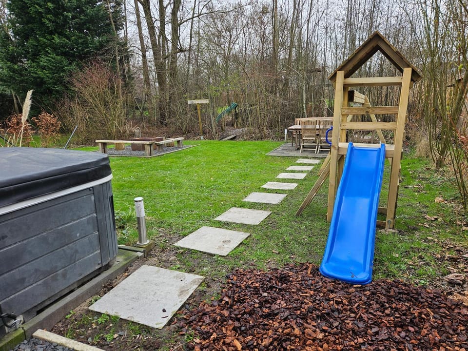 Family home, large garden, playground kids, firepit, terraces, sleeps max 7 and 1 babycot, kids playroom inside House in Gelderland, Netherlands