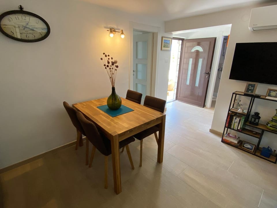 TV and multimedia, Living room, Dining area