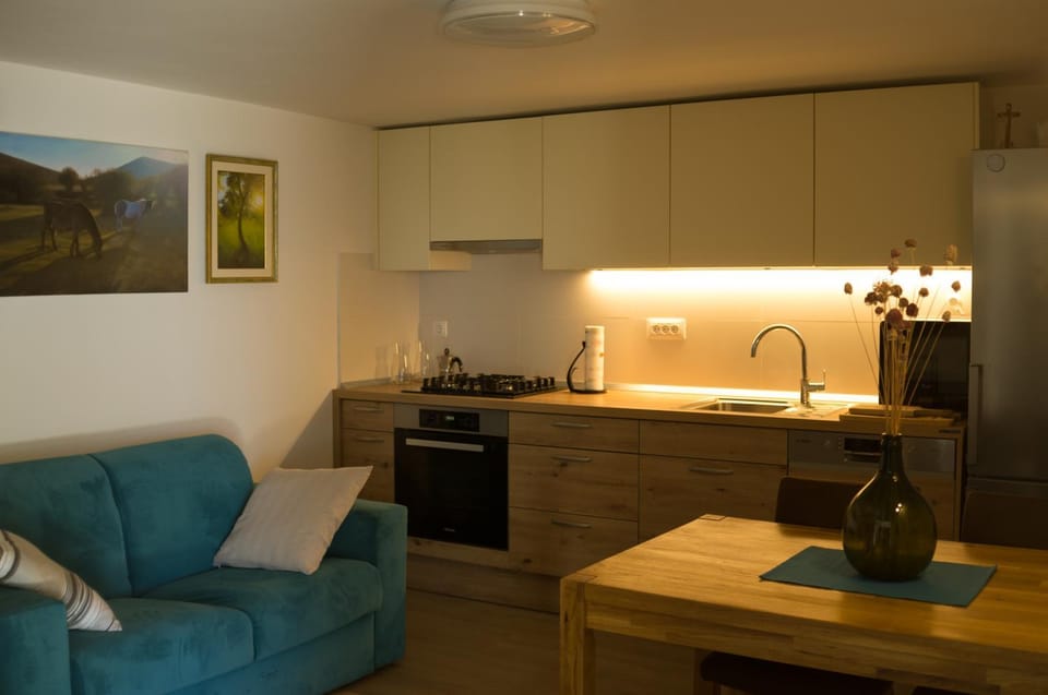 Dining area, kitchen