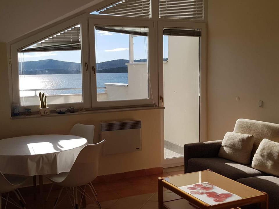 Property building, Balcony/Terrace, Living room