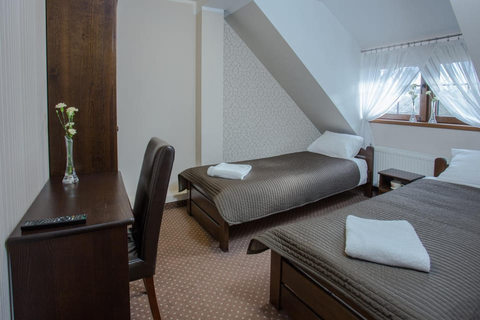 Property building, Bed, Photo of the whole room, Bedroom, towels