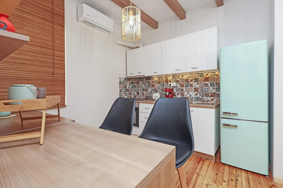 Kitchen or kitchenette, Dining area, oven