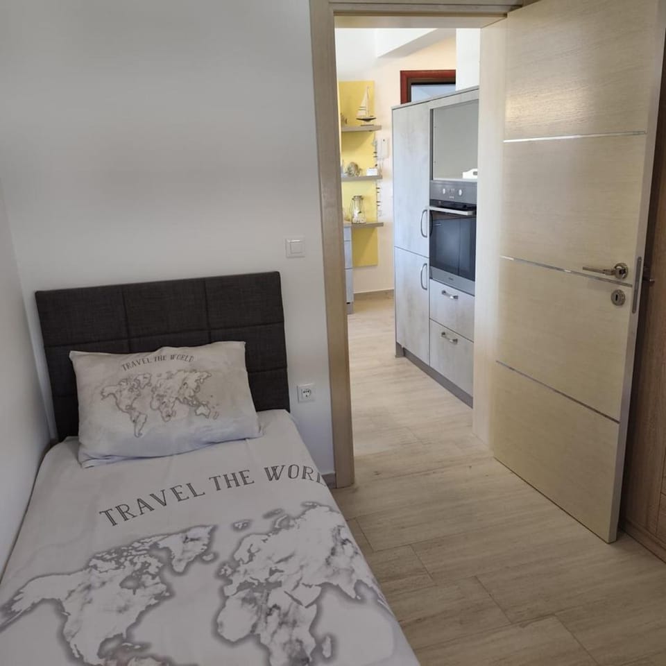 Bed, Kitchen or kitchenette, Bedroom