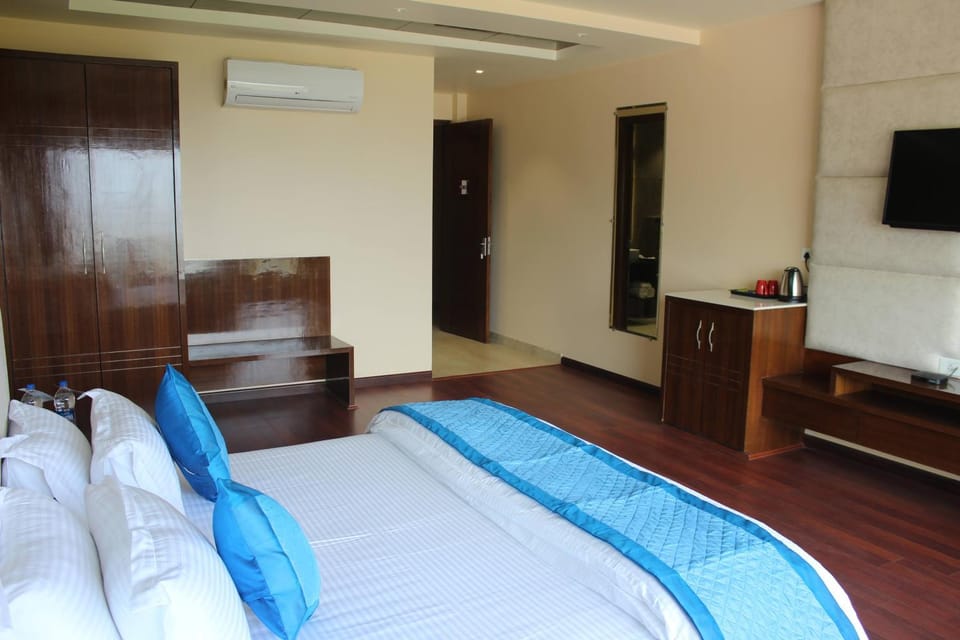 Bed, TV and multimedia, Photo of the whole room, Bedroom, hair dresser, wardrobe