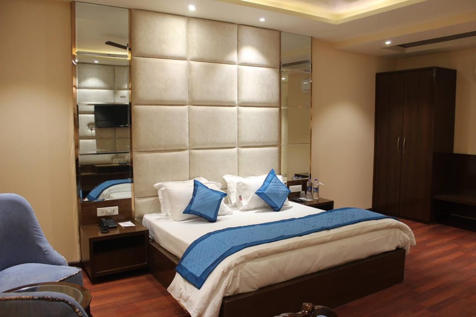 Bed, Photo of the whole room, Seating area, hair dresser