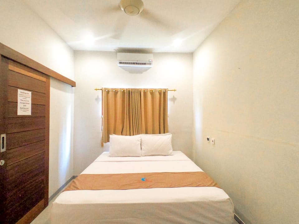 Bed, Bedroom, fireplace, air conditioner