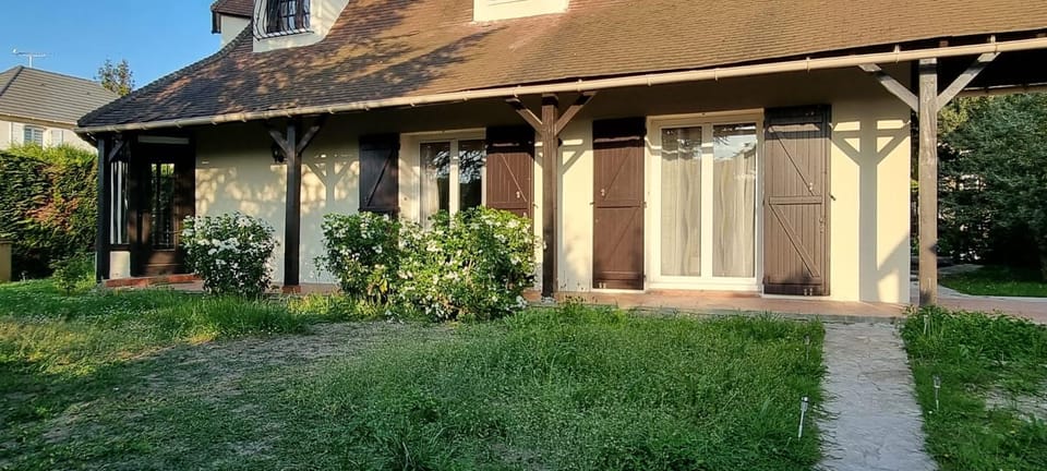 Property building, Patio, Day, Garden, Garden view