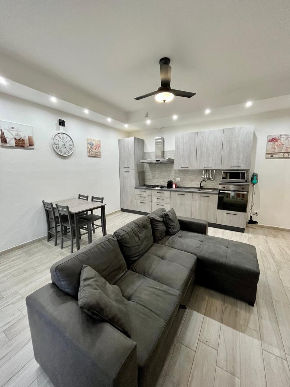 Kitchen or kitchenette, Living room, Seating area, Dining area, fireplace, minibar, pet friendly, stove