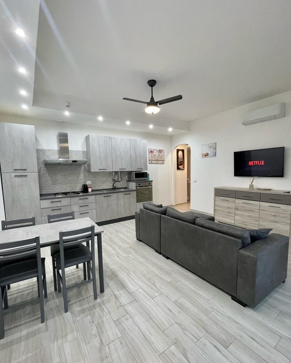 Communal lounge/ TV room, TV and multimedia, Kitchen or kitchenette, Living room, Seating area, Dining area, Evening entertainment, fireplace, minibar, pet friendly, stove