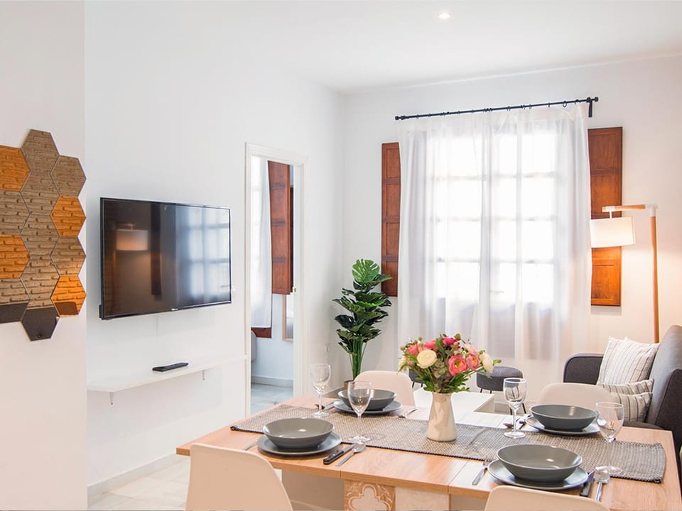 TV and multimedia, Living room, Seating area, Dining area