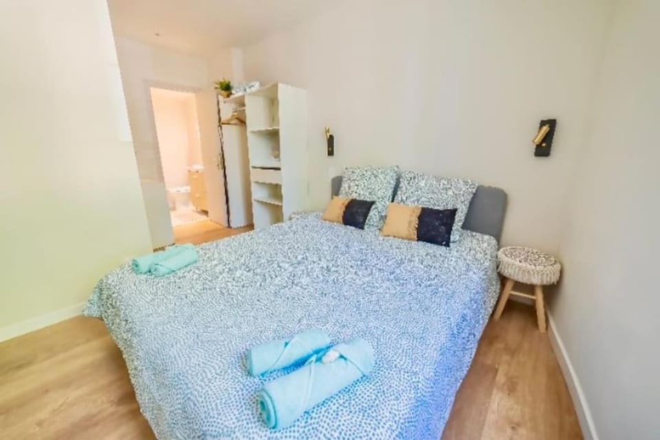 Bed, Photo of the whole room, Bedroom, towels