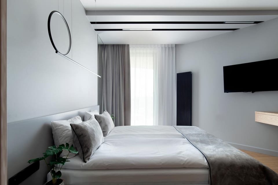 Bed, TV and multimedia, Photo of the whole room, Bedroom