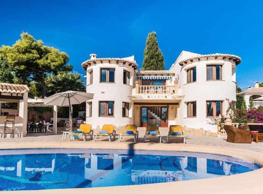 Pool view, Swimming pool, sunbed