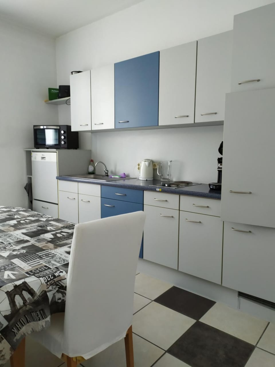 Kitchen or kitchenette, Dining area, Communal kitchen, dishwasher, oven, stove
