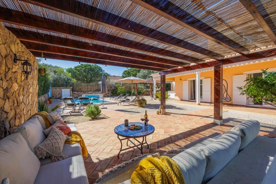 Stunning Countryside Villa w Private Garden & Pool Villa in Faro District
