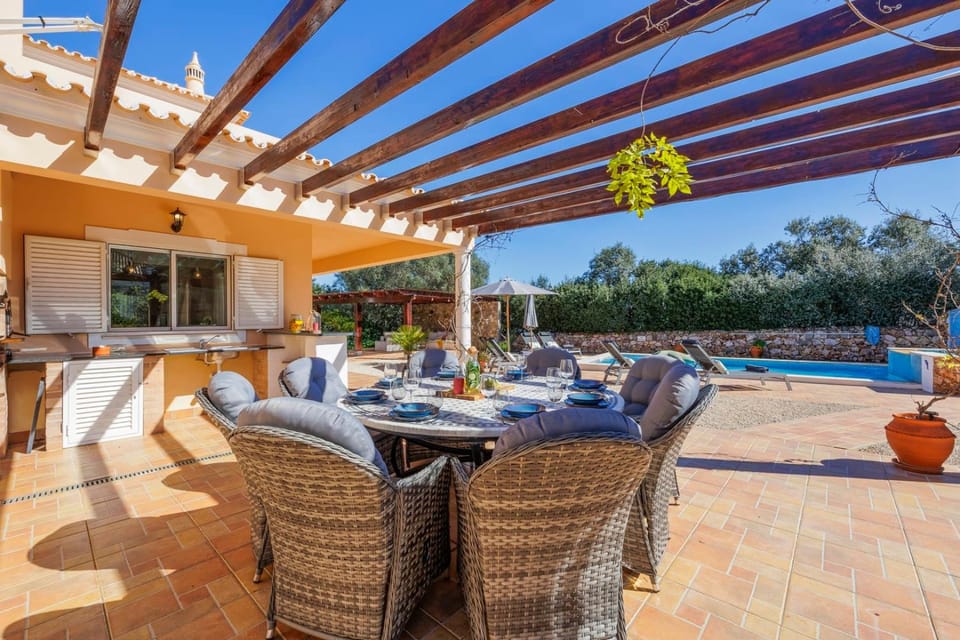 Stunning Countryside Villa w Private Garden & Pool Villa in Faro District