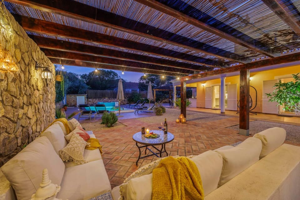 Stunning Countryside Villa w Private Garden & Pool Villa in Faro District