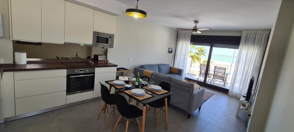 Kitchen or kitchenette, Living room, Seating area, Dining area