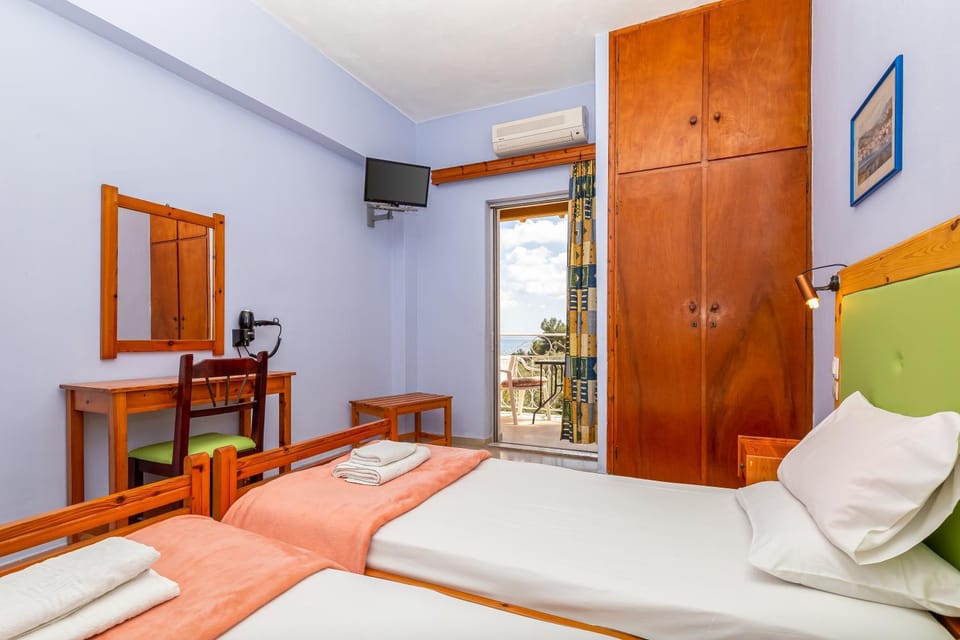 Bed, TV and multimedia, Bedroom