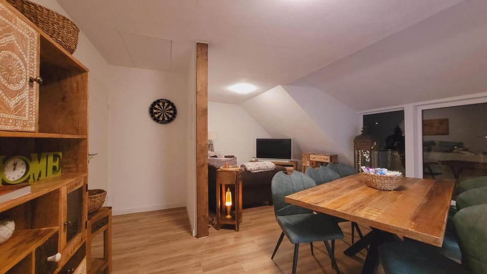 TV and multimedia, Living room, Seating area, Dining area