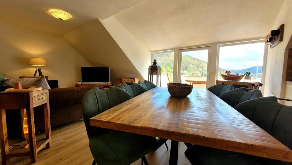 TV and multimedia, Living room, Seating area, Dining area