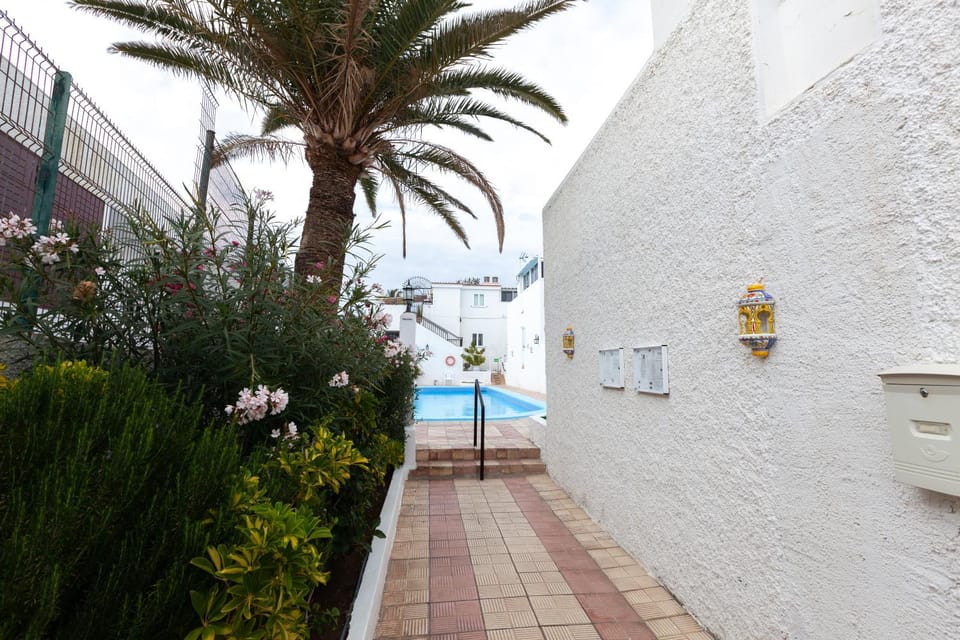 Facade/entrance, Swimming pool