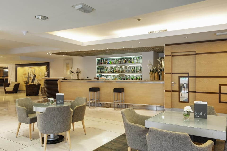 Restaurant/places to eat, Lounge or bar