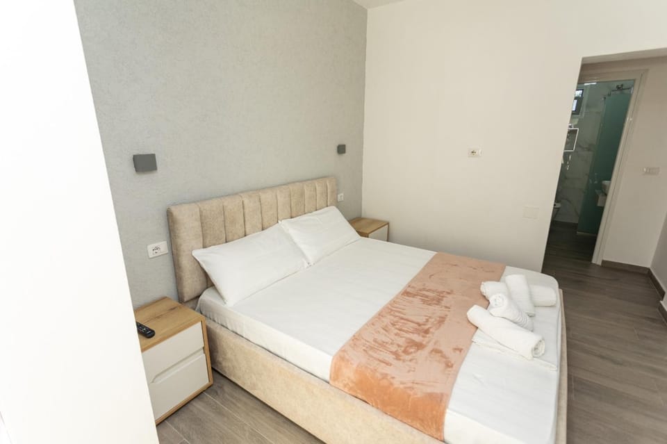 Bed, Bedroom, towels