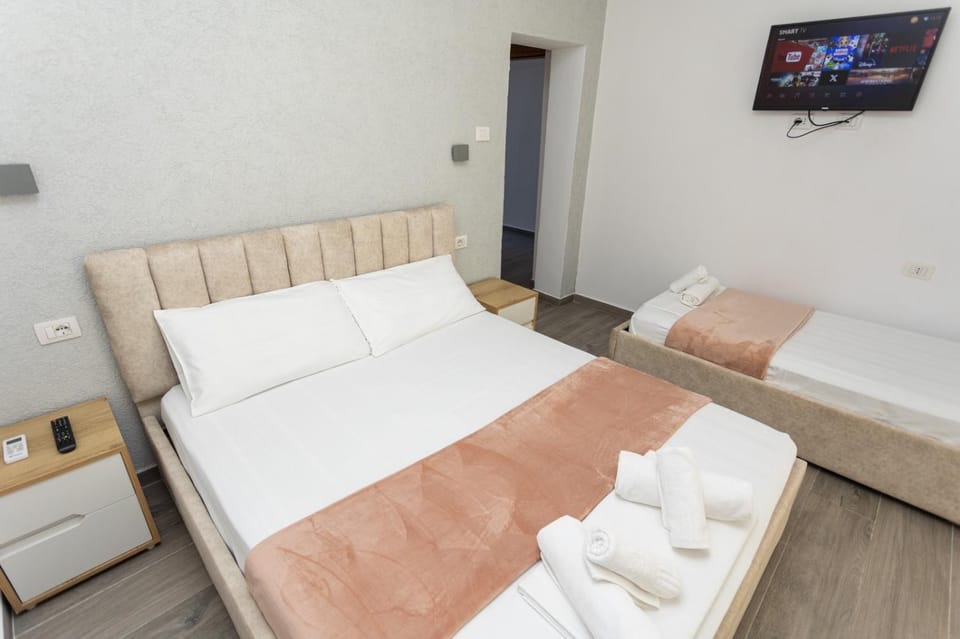 Bed, TV and multimedia, Bedroom, towels