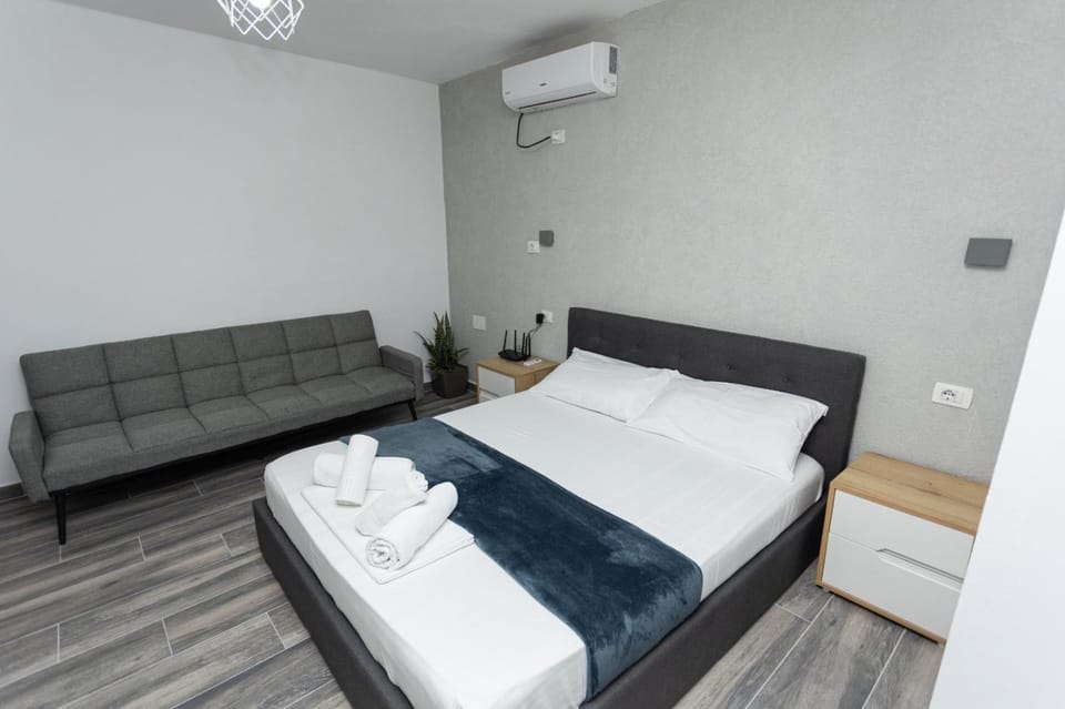Bed, Seating area, Bedroom, towels, air conditioner