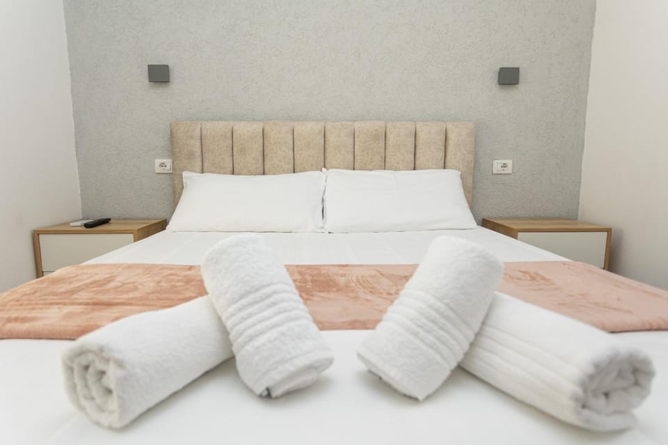 Bed, Bedroom, towels