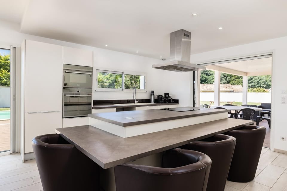 Property building, Kitchen or kitchenette, Living room