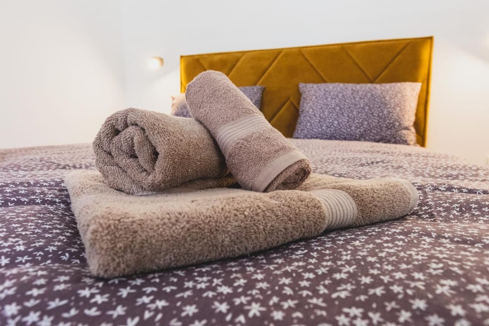 Bed, Bedroom, towels