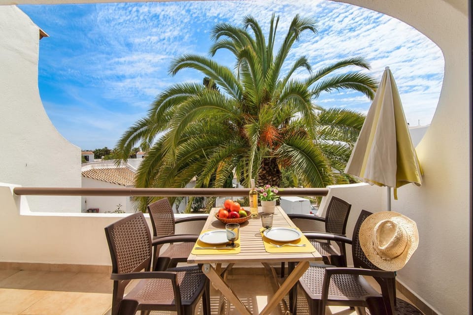 Property building, Balcony/Terrace, Living room